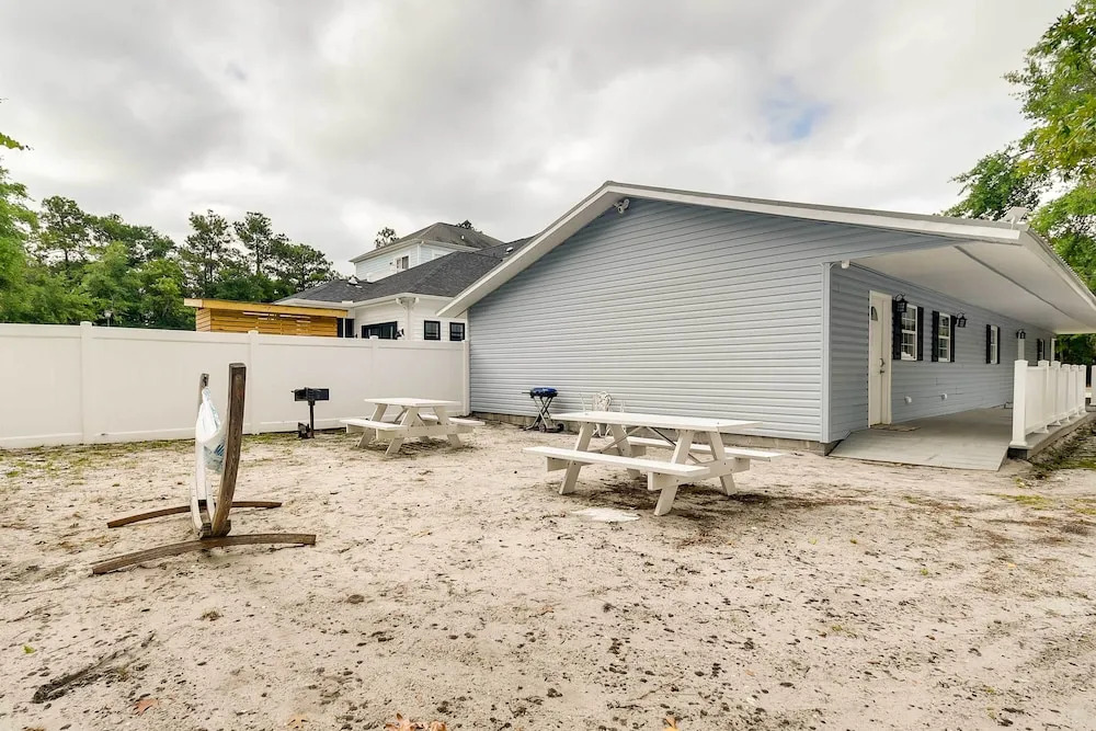 2 Mi to Barefoot Landing! 'bailey's Beach Cottage'