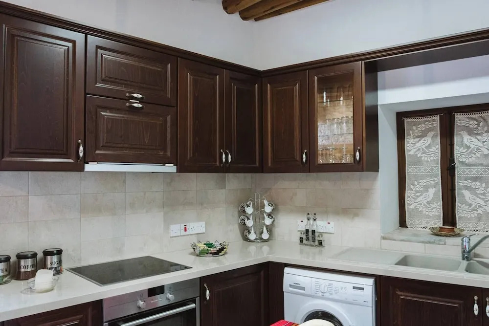 Charming 3-bedroom Cottage in Heart of Vasa Koilaniou