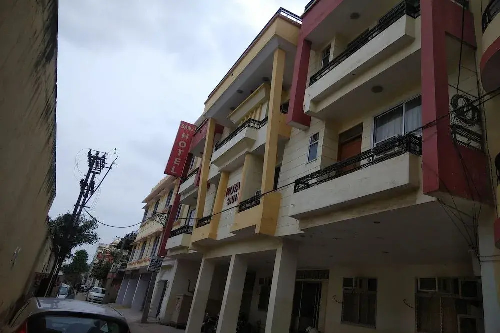 OYO Flagship 18321 Hotel Royal Sanj