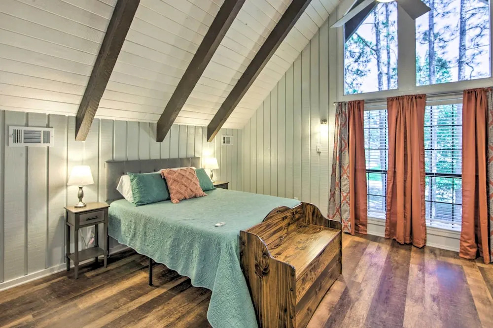 Brookeland Resort Cabin w/ Golf + Lake Access