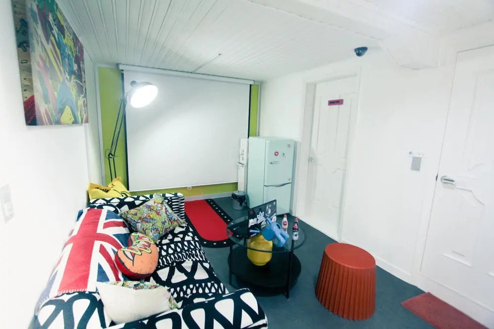 Travelholic Guesthouse - Hostel