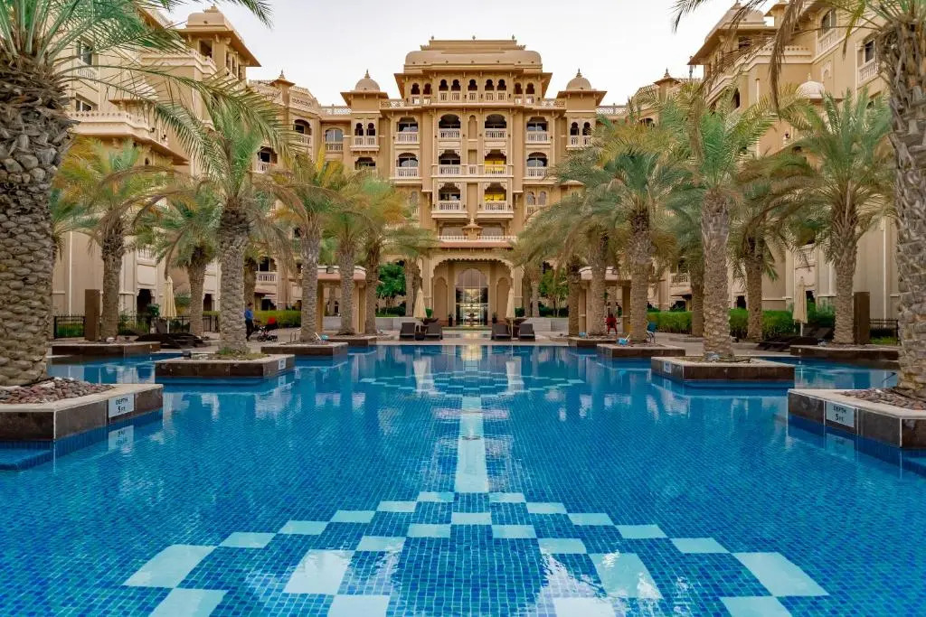 HiGuests - Luxurious 1BR in Palms with Private Beach Access