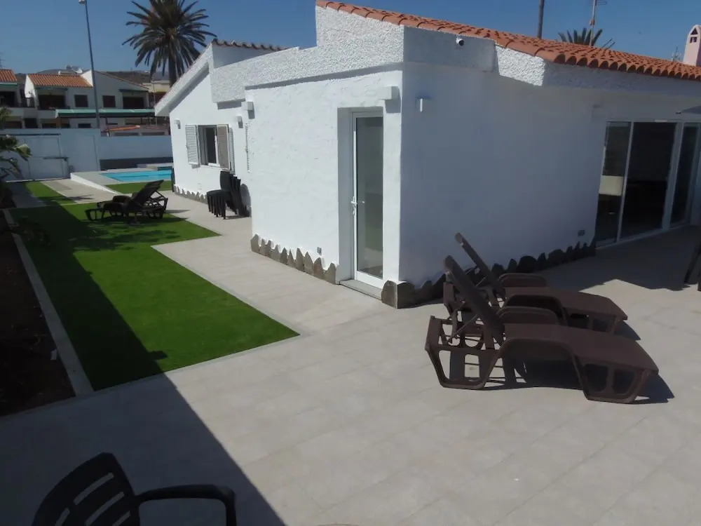 Villa 6 People, Heated Pool, Seafront, Great Location
