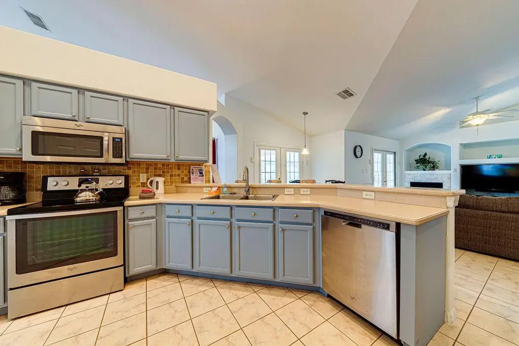 Spacious 4 Bed South Facing Pool Villa Near Disney