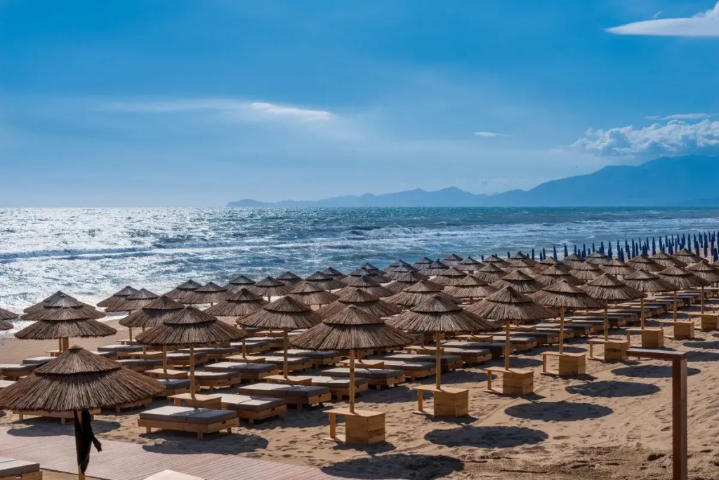 Cumeja Beach Club & Hotel