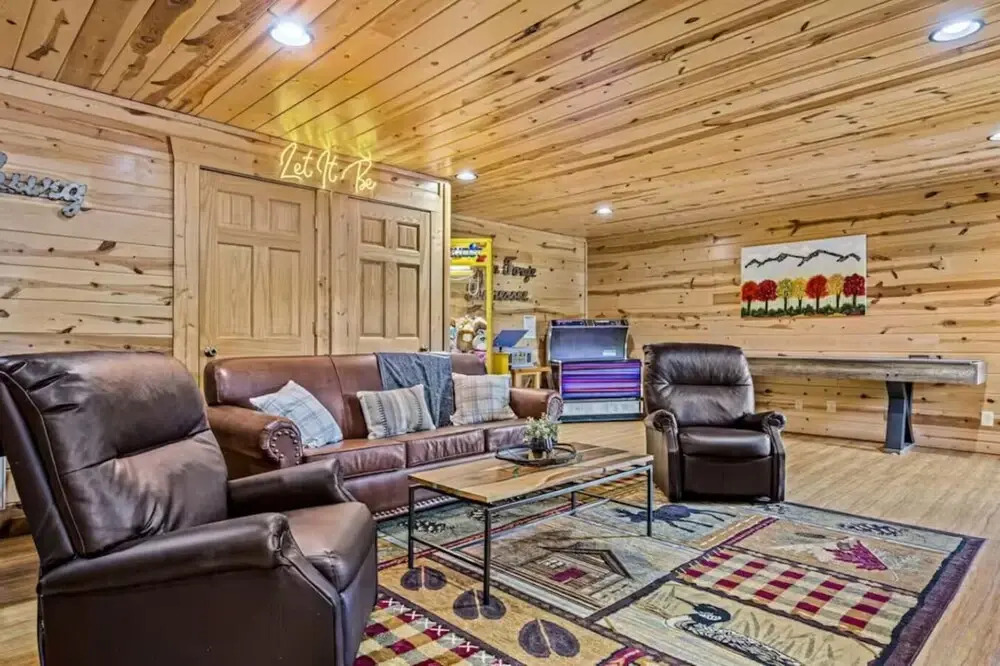 Pinewood Lodge by Beyond Expectations w Hot Tub