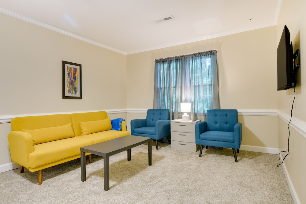 Lakefront Raleigh Retreat ~ 7 Mi to Downtown!
