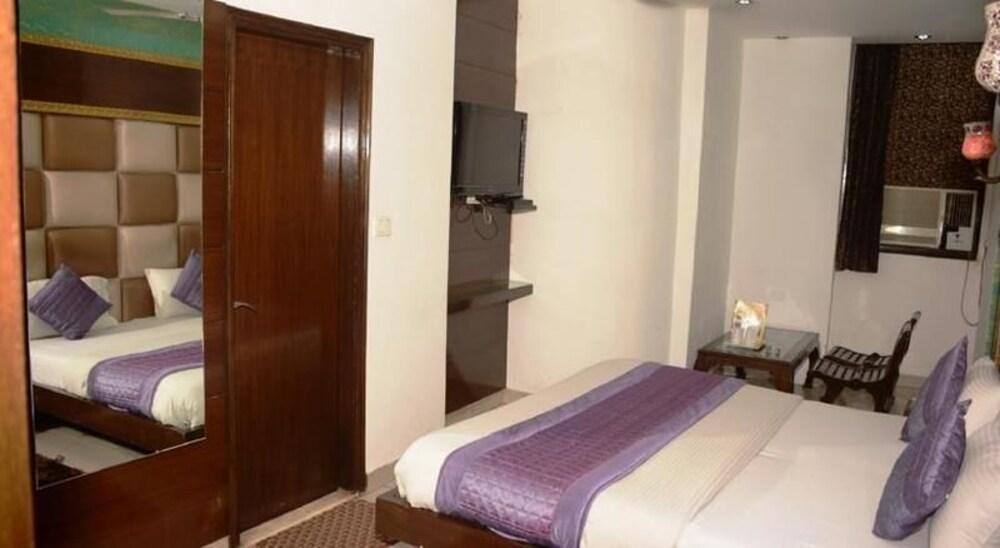 OYO 6408 Hotel Delhi Heart