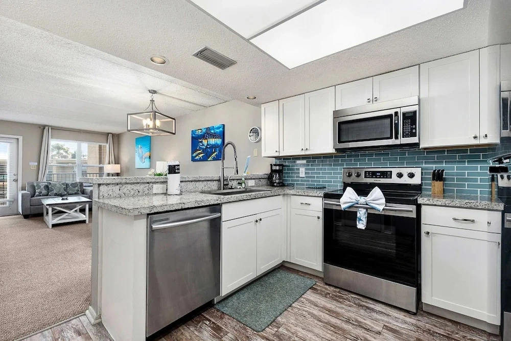 Steps From Beach, Condo With Pool and Hot Tub