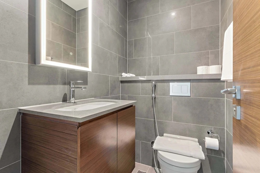 Spacious 2BR in The Crest With Pool and gym