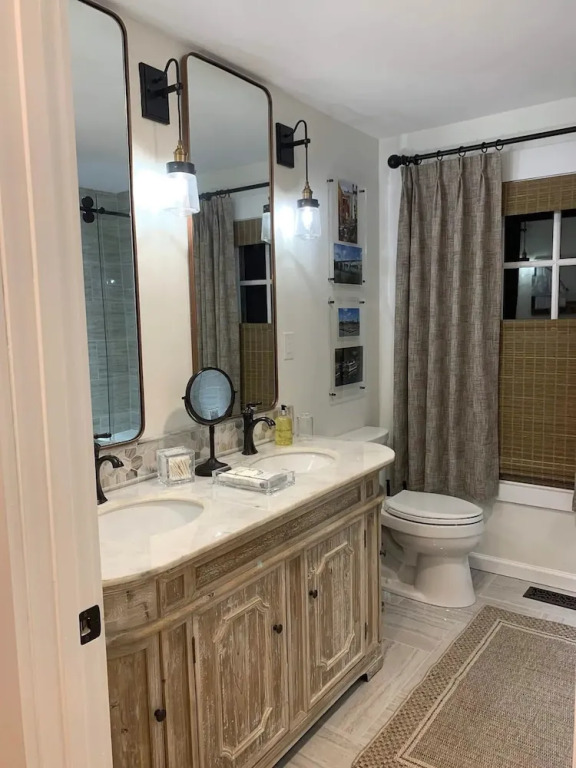 Five-star Historic Boyd Harvey Carriage House 2 Bedroom Home by RedAwning