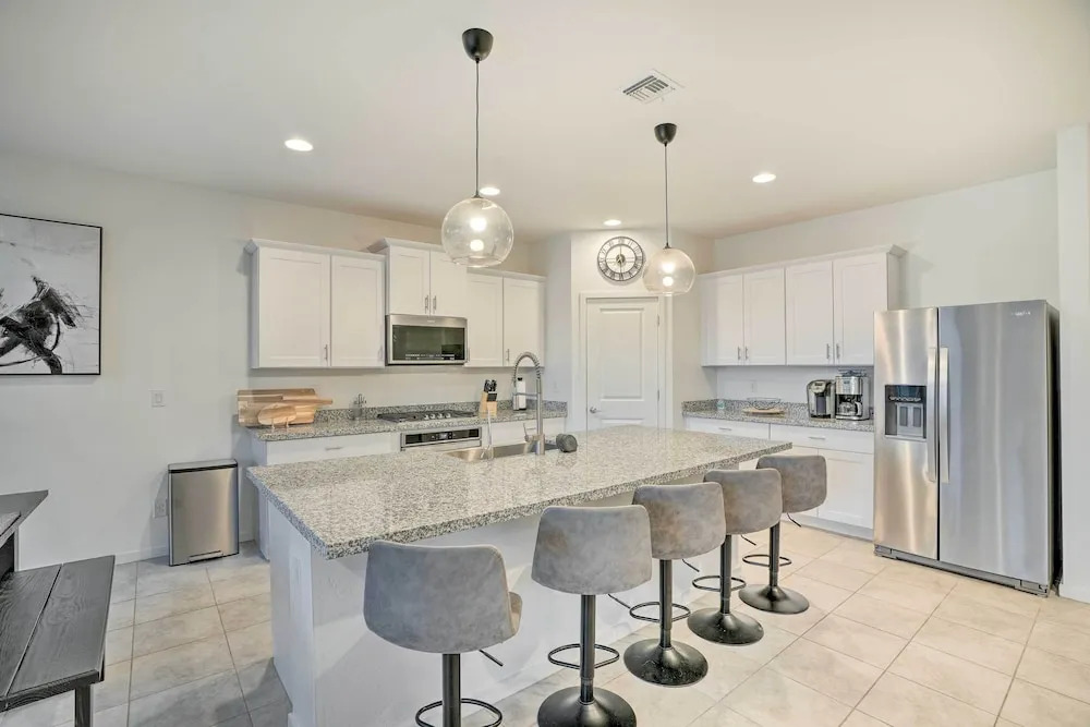 New-build Glendale Home w/ Hot Tub + Putting Green