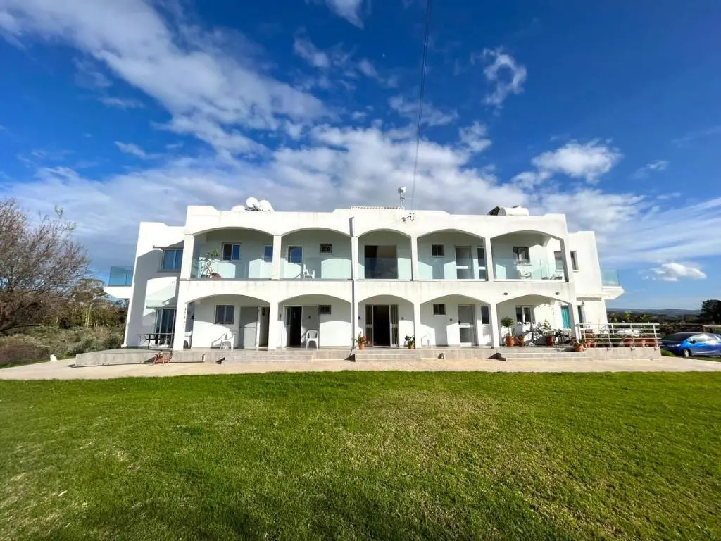 White House studio with sea view and parking