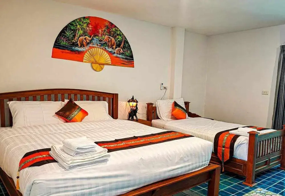 Baan Khlong Mae Kha Hotel