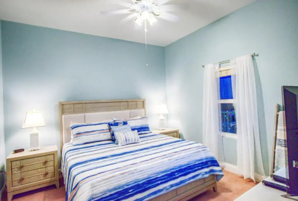 Large 3 Bd Penthouse 2020 In Laketown, Great Views and Amenities!