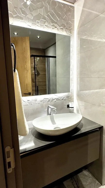 Elite Luxury Suites at The Diamond in City
