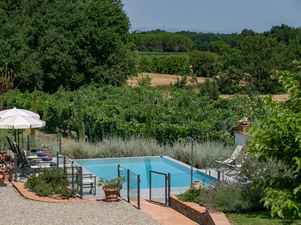 Plush Holiday Home in Cortona with Hot Tub