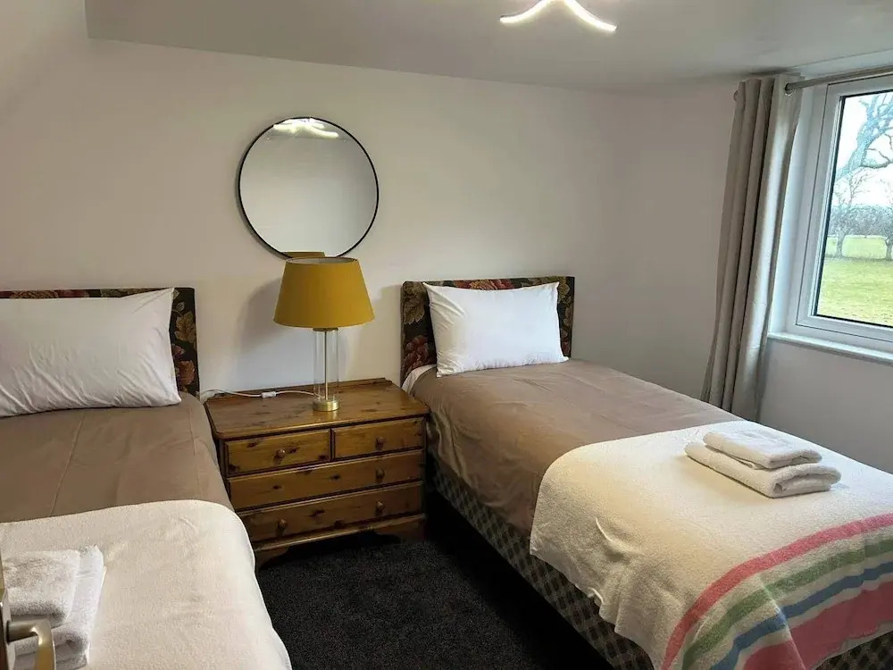 Hot tub - Garden - Bbq - Parking - Pets - Sleeps 6
