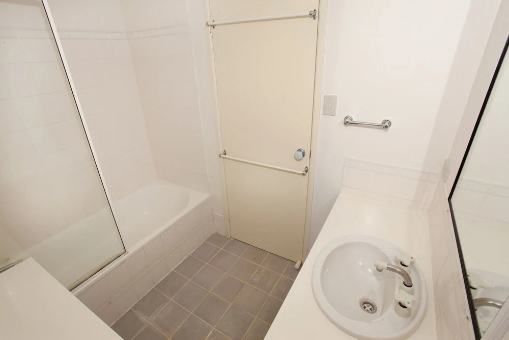 2 bedroom Apt on Parkyn Parade with pool and Air conditioning