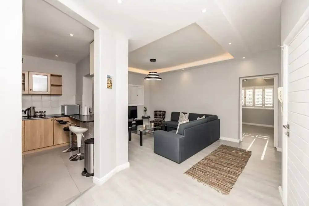 Spacious 1 Bedroom Apartment in Claremont With Great Views