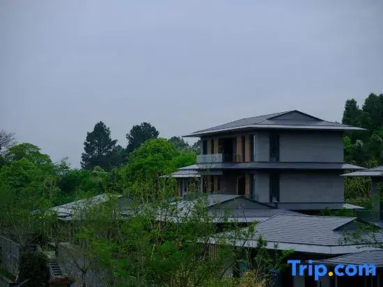 Ruolin Qiaoshangu Graden Hotel