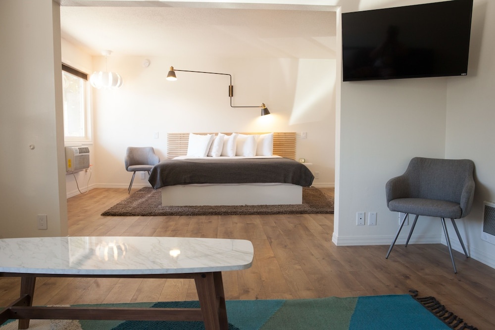 Monarch Motel