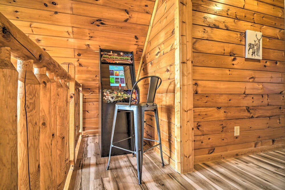 Mountain Pool Lodge Sevierville Cabin w/ Hot Tub