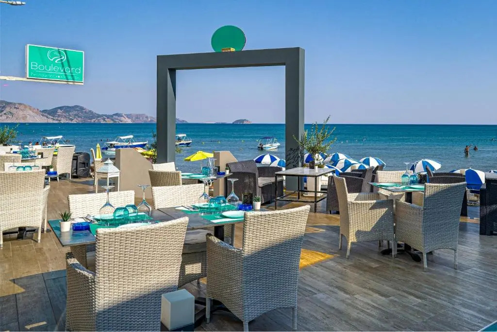Boulevard Studio 10 with side sea view