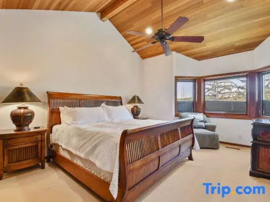 Perfect Getaway! Lakeside at Deer Valley 4bd – Pool, Hot Tub, A/C, Walk to Slopes & Main St