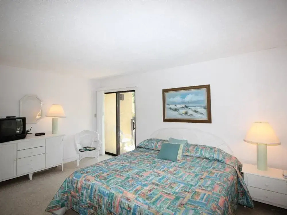 C 8 Xanadu 2 Br condo by RedAwning