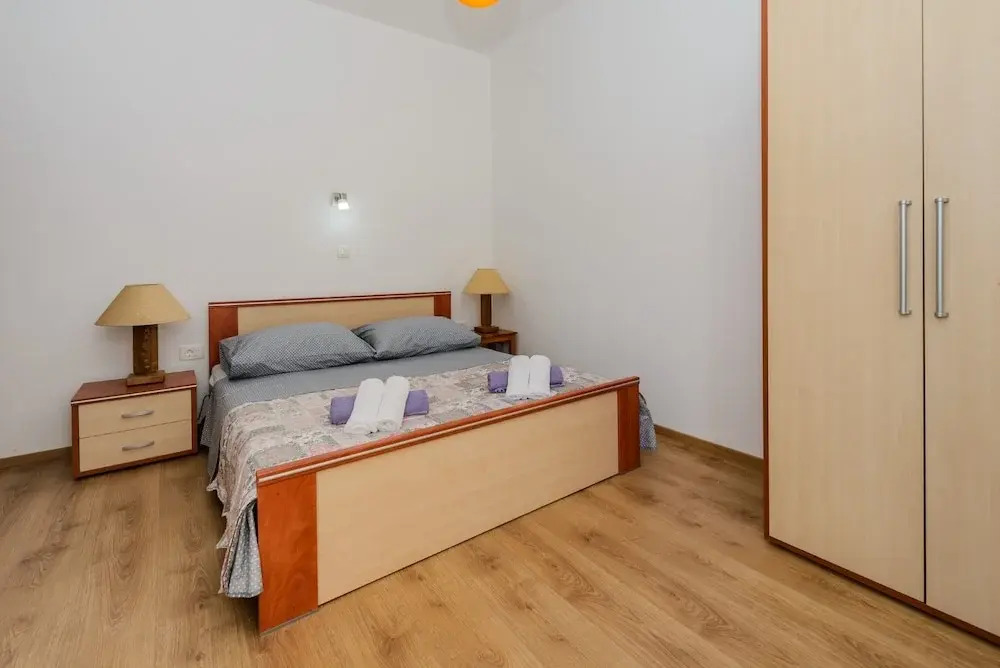 Spacious Apartment w Patio 40m From the Beach