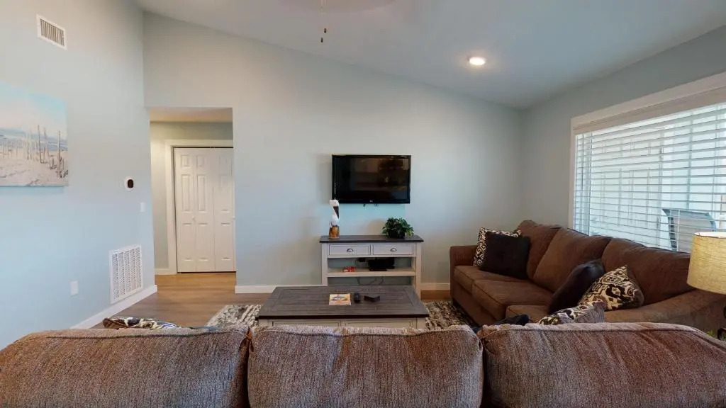AH-H229 Newly Remodeled Second Floor Condo, Overlooking PoolHot Tub