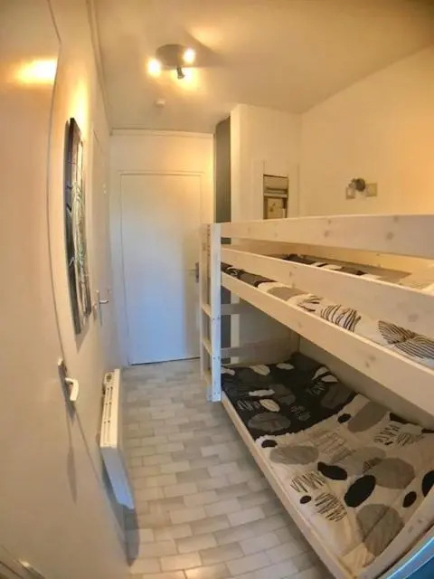 AS9578 - Studio cabine vue port avec parking privé