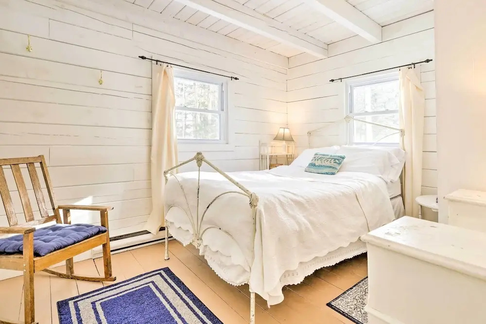 Private Lake Access & Canoes: Pennsylvania Cottage