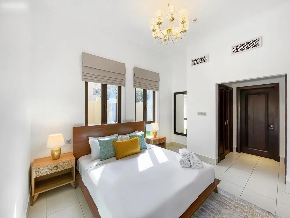 1-br Dazingly lit Downtown