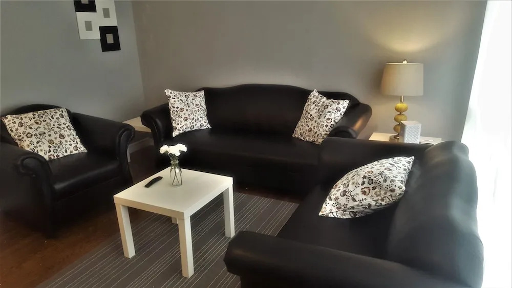 Lavish Suites - 4 Bedroom Guesthouse