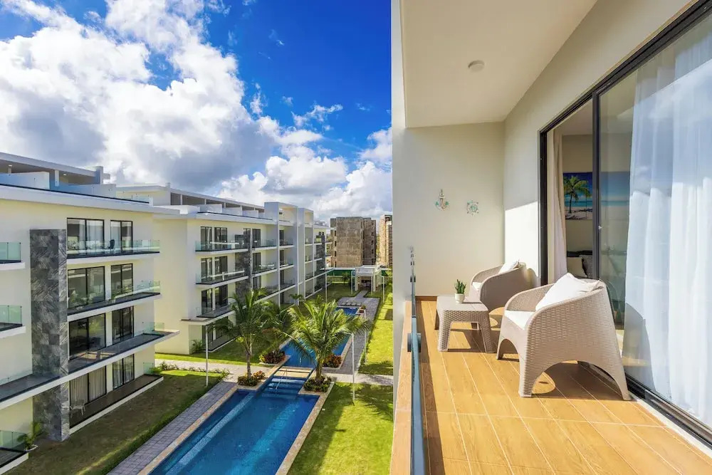 Stylish 1BR Apartment – Pool Access, Close to Beach