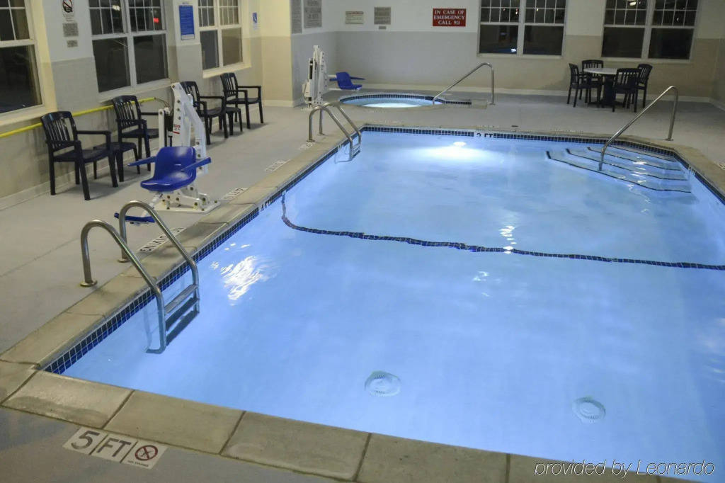 Country Inn & Suites by Radisson, Dundee, MI