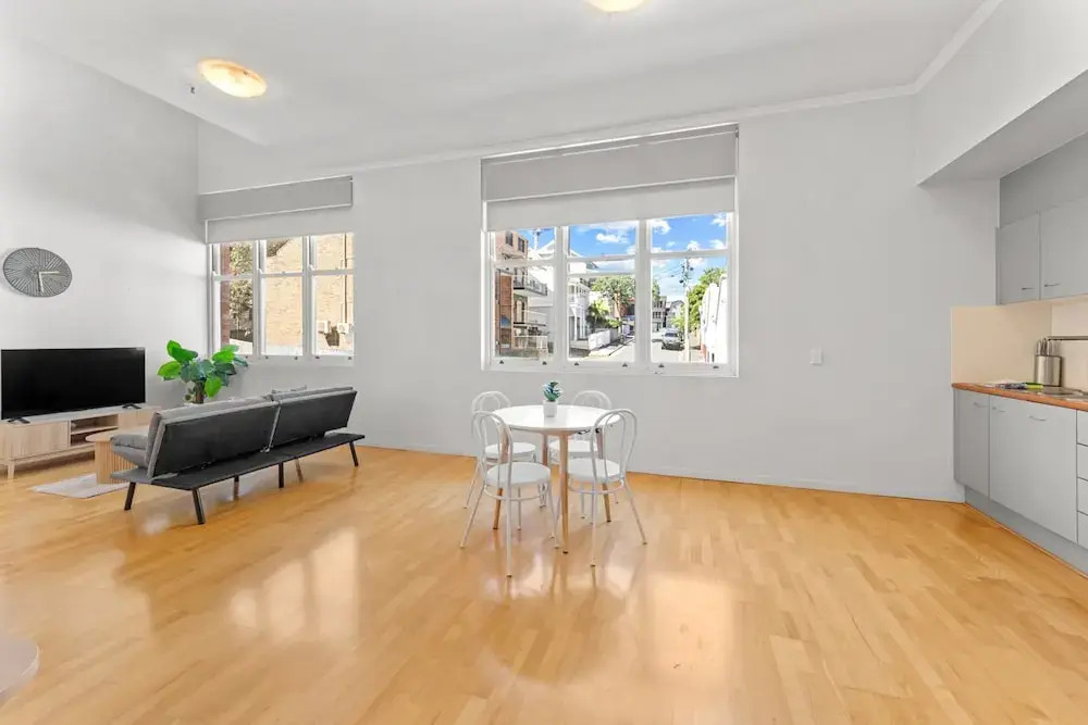 Modern 1-bed Apartment in Spring Hill With Parking