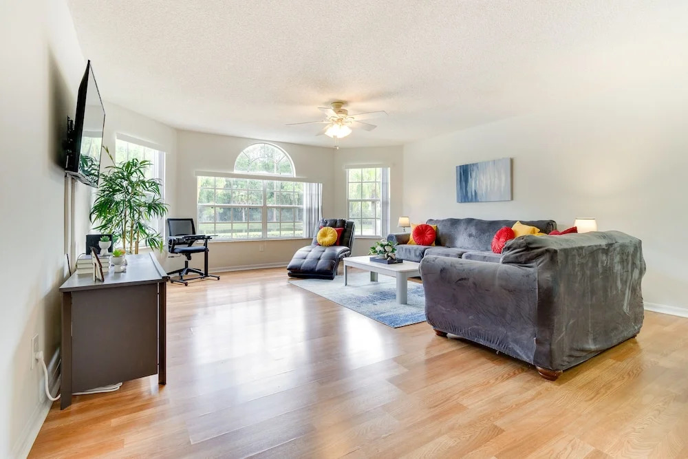 Condo w/ Pool Access & Patio: 8 Mi to Disney!
