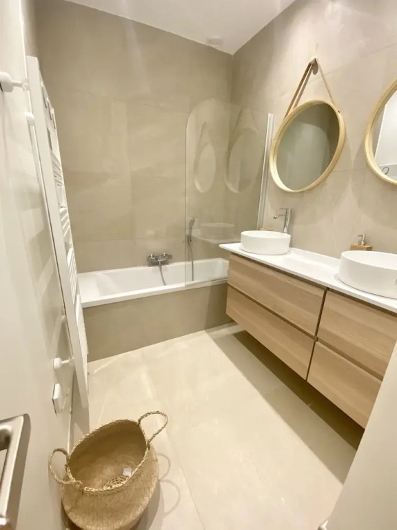 Luxury Green Penthouse Center - Parking