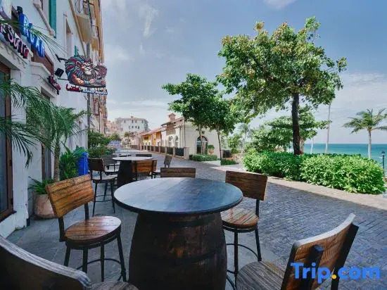 The Roar Bar - Elyhaven Venice 89 Fireworks & Sea View