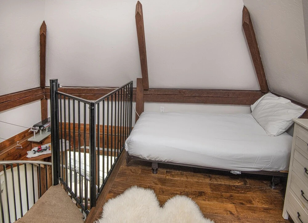 Bridge St. Condominium R2 3 Bedroom Condo by RedAwning