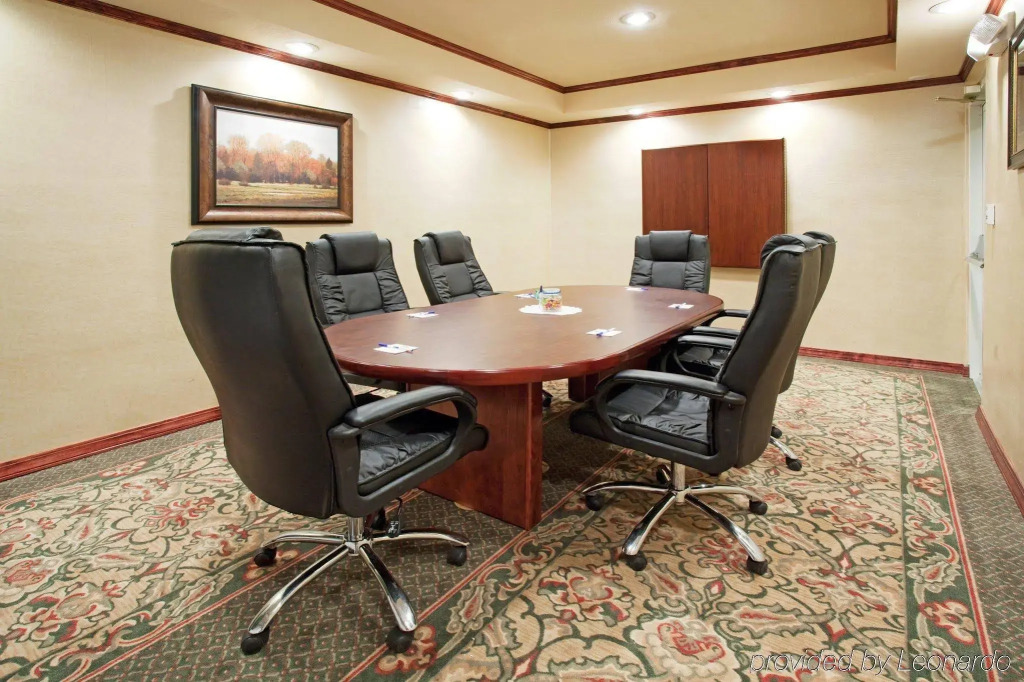 Holiday Inn Express & Suites Farmington Bloomfield by IHG