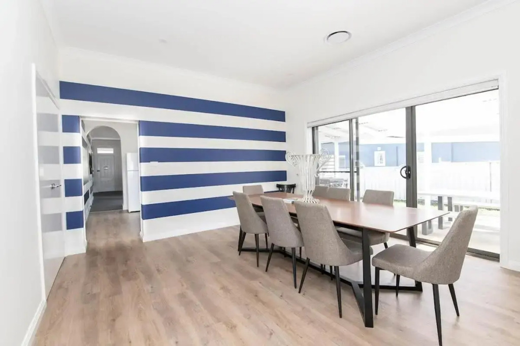McNamara Lane Large CBD home Freshly renovated 7 Smart TV's Sleeps 11