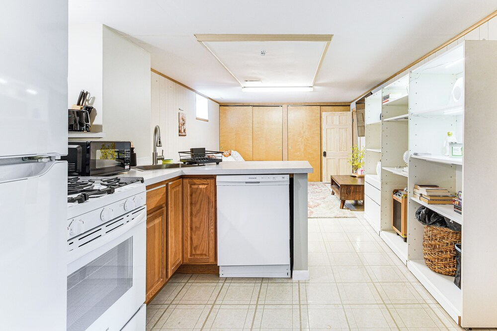 Pet-friendly Abode, 2 Mi to Dtwn Evanston!