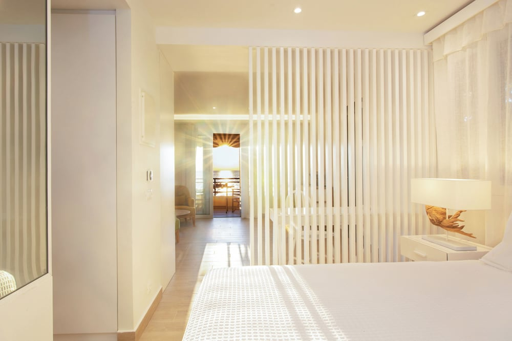 Glyfada Glow Suites by CorfuEscapes