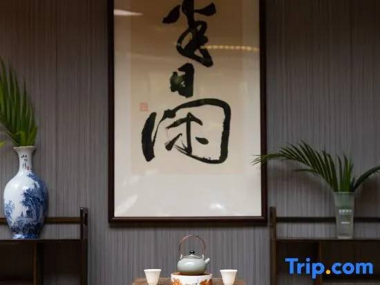 YunGuan Shunde House Resort Hotel  （Jinghong, West Shuangjing Starlight Night Market Shop)