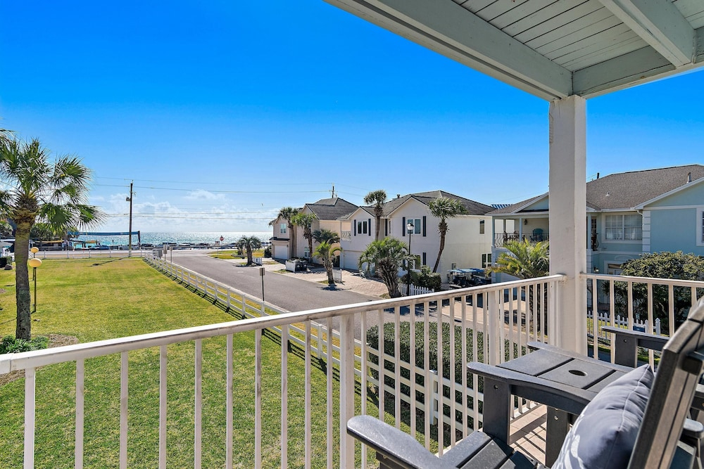 Tradewinds Condominium #28- At the Beach!