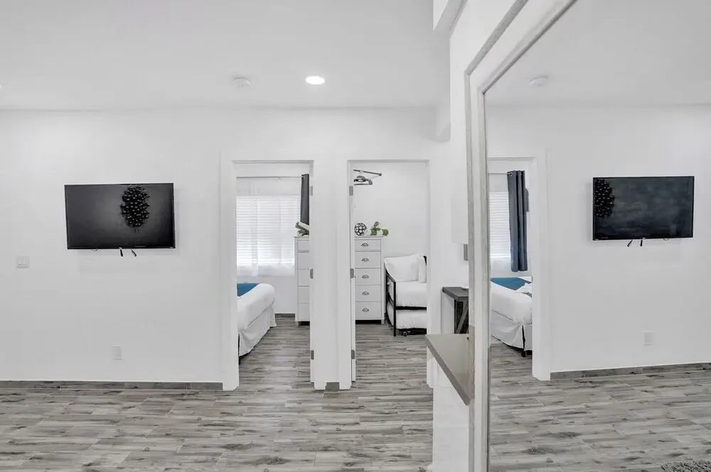 Newly Renovated #4 Close to the Beach w/ Parking